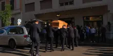 Addio a Pippo Baudo, l’arrivo del feretro al Teatro delle Vittorie: allestita la camera ardente – Video