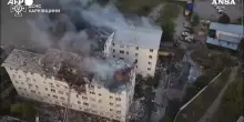 Attacco russo con droni sulla città di Kharkiv: il video degli edifici bombardati