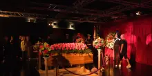 Vip, lacrime e video storici: l’interno della camera ardente per Pippo Baudo