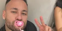 In Brasile prende piede la nuova tendenza: il ritorno del ciuccio tra gli adulti. E Neymar è uno degli apripista
