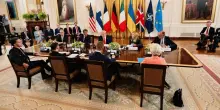 Trump al telefono con Putin dopo il vertice: “Presto incontro con Zelensky”. Sarà “entro due settimane”. Macron scettico: “Serve pressione su Mosca”