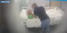 Botte alla madre, perfino all’ospedale: la polizia lo incastra con le telecamere e lo ferma durante l’aggressione