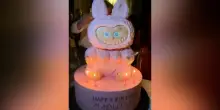 “Happy birthday Madudu”: la torta di compleanno di Madonna è un Labubu gigante (e sceglie Siena per i festeggiamenti)