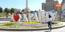 Il video da Kiev ai tempi della guerra tra scene di vita quotidiana, edifici distrutti e omaggi per le vittime