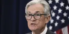 Il capo della Fed Powell annuncia il taglio dei tassi: “Si vedono già le conseguenze dei dazi sui prezzi”