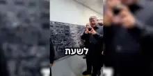 Ben Givr visita una prigione e mostra in video una foto di Gaza distrutta appesa per farla vedere ai prigionieri palestinesi