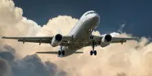 “Era ubriaca marcia”: aggredisce con pugni e calci i passeggeri e l’equipaggio, aereo costretto all’atterraggio d’emergenza