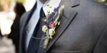 Sparano gas lacrimogeni per festeggiare il matrimonio, lo sposo muore e due persone rimangono ferite