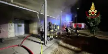 In fiamme il teatro Viper di Firenze: incendio nella notte, crollato il tetto. Danni anche alla struttura – Video