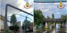 Romagna, temporale con raffiche oltre i 120 all’ora: in 23 evacuati da un treno, zone irraggiungibili a Milano Marittima