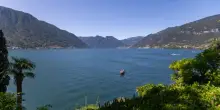 Salva i figli finiti in acqua ma non riemerge: turista tedesco disperso nel lago di Como