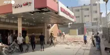 Gaza, attacco aereo israeliano contro l’ospedale Nasser di Khan Yunis: il video
