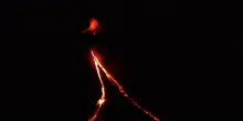 Lo spettacolo dell’Etna di notte: il volo del drone lungo le nuove colate di lava – Video