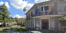 “Mi stai togliendo il pane”: consigliere d’opposizione nel Catanese colpisce il sindaco con un pugno in faccia