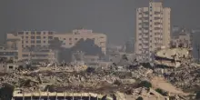 Ancora raid israeliani su Gaza: almeno 20 palestinesi uccisi. Un’intera famiglia sterminata a Khan Younis. Nuove proteste dei parenti degli ostaggi