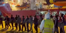 La nave Ocean Viking (dopo gli spari) è attraccata al porto di Augusta: sbarcati 87 migranti