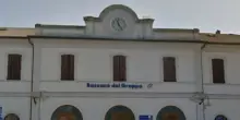 Professore accoltellato in strada a Bassano per sigaretta negata: fermato in stazione il presunto aggressore