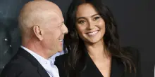 “Il cervello di Bruce Willis sta cedendo. Abbiamo un modo di comunicare con lui, che è solo un modo diverso”: lo rivela la moglie Emma Heming