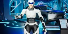 AiMOGA, il robot di OMODA & JAECOO che apre le auto e il futuro