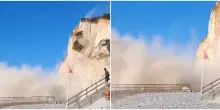 Crolla scogliera sulla spiaggia di Saint-Martin-aux-Buneaux in Normandia, turisti in fuga – IL VIDEO