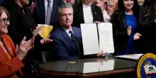 Ironia e leggi anti Trump: la strategia del governatore della California Newsom per puntare alla Casa Bianca