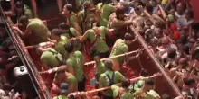 Battaglia di pomodori tra le strade, in Spagna la festa lunga 80 anni – Video