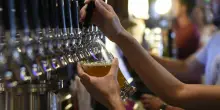 “Sono scappati sgommando come se fosse una rapina”: si abbuffano in birreria e fuggono senza pagare il conto