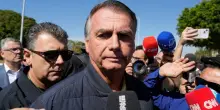 L’ex presidente del Brasile Jair Bolsonaro sarà sottoposto a vigilanza costante: “Rischio di fuga concreto”