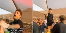 “Fa il prepotente solo perché è con la sicurezza”: Fedez infastidito tira un calcio verso il fan che lo riprende – VIDEO