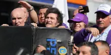 Argentina, i manifestanti lanciano pietre e bottiglie contro il presidente Javier Milei durante un evento pubblico