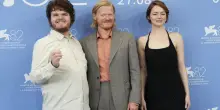 A Venezia non poteva esserci film più spiazzante e necessario di Bugonia: Lanthimos da urlo, Emma Stone antidiva pura in stato di grazia