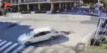 Picchiato in strada e investito con un’auto: due giovani accusati di tentato omicidio – Video