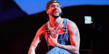 Incidente sul palco per Bad Bunny: l’infortunio al ginocchio durante il concerto