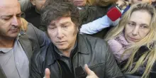 Argentina, altro attacco alla carovana elettorale di Milei. Calci e lanci d’oggetti contro la sorella