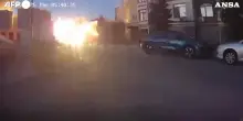 Raid russi a Kiev, una delle esplosioni catturata da una telecamera di sicurezza