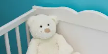 “L’addetta alle pompe funebri portava i bambini morti a casa e li metteva davanti alla tv a ‘guardare’ i cartoni”: l’inchiesta choc della BBC