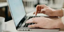 “Dovete restituire i computer aziendali”: la mail parte per errore e ‘spoilera’ il licenziamento di 100 dirigenti della banca