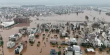Piogge monsoniche e inondazioni in Pakistan, 250mila evacuati e 800 morti da giugno: le immagini dall’alto