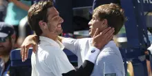 Us Open, Cobolli si ritira per infortunio dopo due set: Musetti si aggiudica il derby italiano e vola agli ottavi di finale