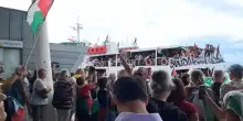 Corteo per Gaza al Lido di Venezia, bandiere della Palestina e “Stop genocidio”: arriva l’imbarcazione coi manifestanti – Video