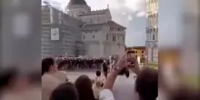 Ultras della Roma cantano cori sulle note di Faccetta nera e inneggiano al Duce in centro a Pisa: il video