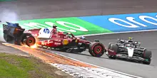 F1, Gp Olanda: clamoroso Antonelli, colpisce Leclerc e lo manda contro il muro. Due Ferrari ritirate