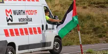 Vuelta, una macchina dell’organizzazione rimuove tutte le bandiere della Palestina prima del passaggio dei ciclisti