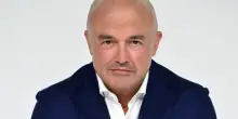 Gianluigi Nuzzi debutta con “Dentro la notizia”: il gruppo Facebook “Mia moglie”, l’omicidio di Cecilia De Astis e i casi di Sara Campanella e Pierina Paganelli