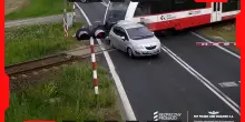 Non si accorge del passaggio a livello chiuso, automobilista travolto dal treno: il video della tragedia sfiorata