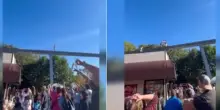 Paura al parco giochi: bambino cammina sui binari della monorotaia a 30 metri d’altezza. Il video del salvataggio