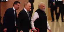 Putin e Modi camminano tenendosi per mano prima dell’avvio del vertice Sco in Cina – Video