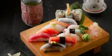 Mangiano sushi e bevono vini pregiati, poi scappano senza pagare. Il ristoratore mette una taglia: “200 euro per chi ci aiuta a trovarli”