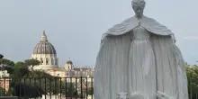Ispirata a Food for Profit, la scultura che denuncia gli allevamenti intensivi fa il giro d’Europa