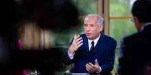 Francia, spunta lo studio indipendente che smentisce Bayrou: “La tassa sui grandi patrimoni non fa fuggire all’estero i ricchi”